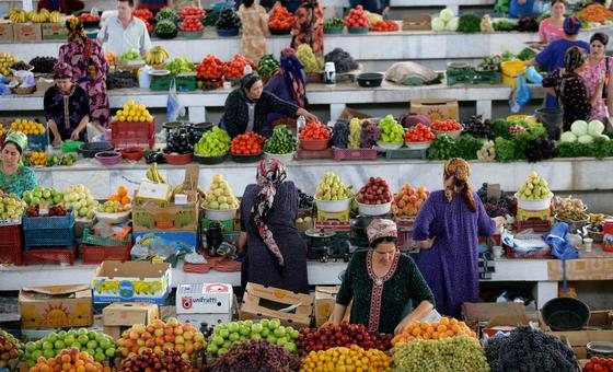 उथल-पुथल और बदलती व्यापार नीतियों से, वैश्विक आर्थिक विकास धीमा